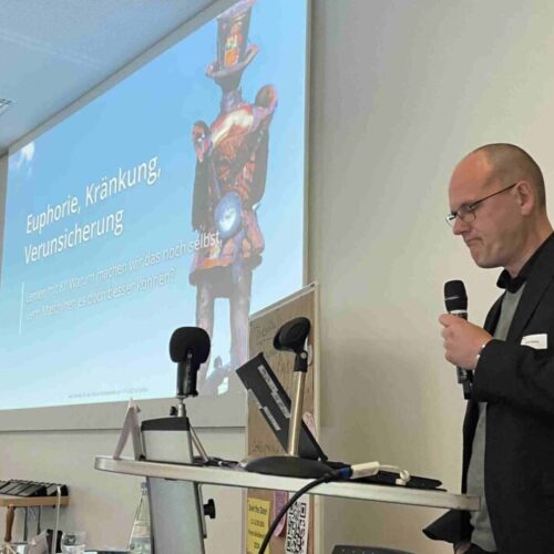 Axel Dürkop hält seinen Vortrag auf dem Forum Medienethik: Lernen mit KI; Foto: Ben Quinkenstein.